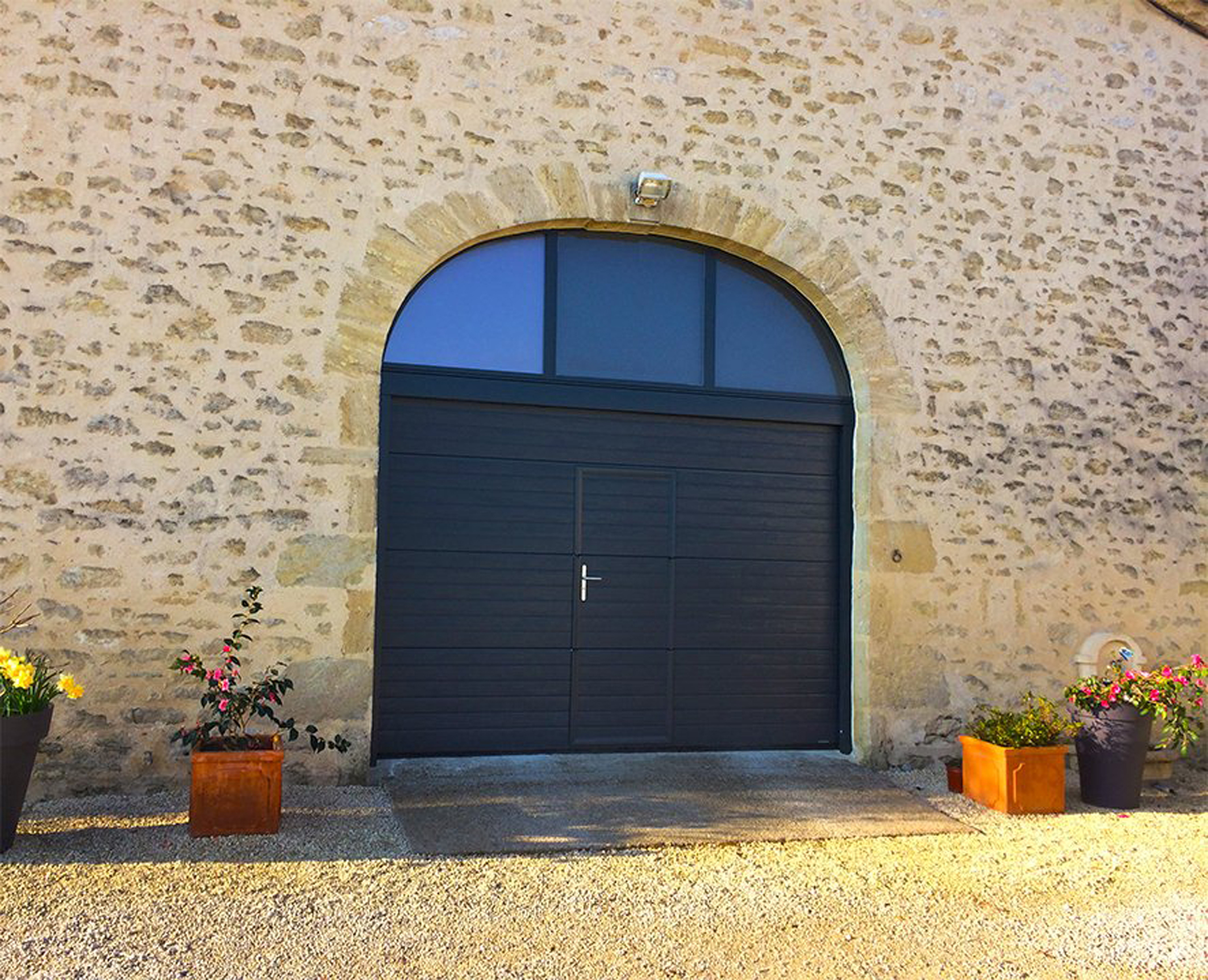 porte-de-garage-rainuree-avec-portillon1_porte-rainure-avec-portillon-la-toulousaine